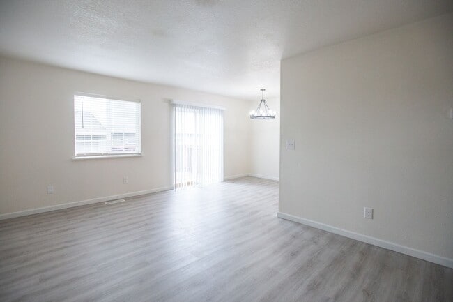 Building Photo - Fully remodeled 3 Bedroom 2.5 Bath in Gast...