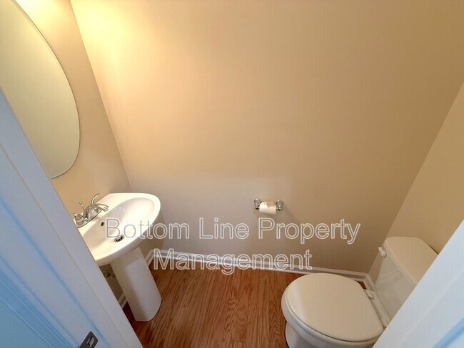 Foto del edificio - 2432 Silverthorn Dr