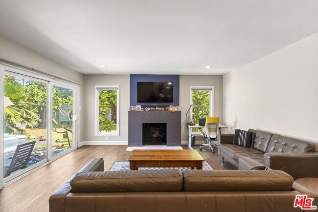 Building Photo - 14034 Valerio St