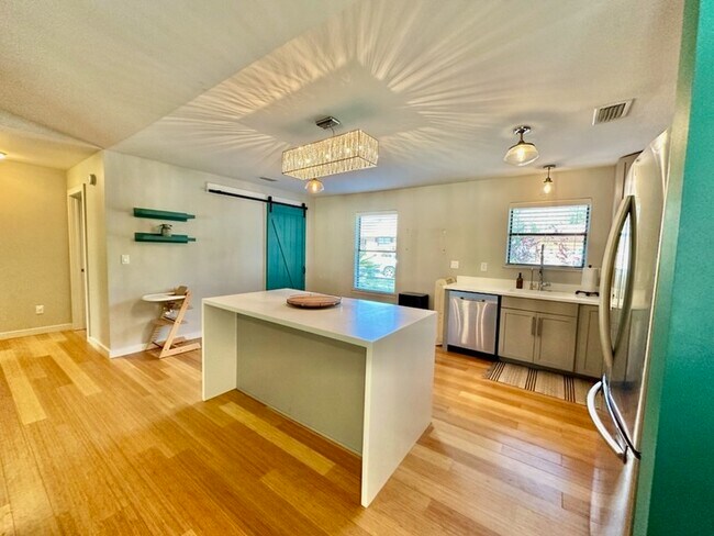Building Photo - 110 Oak Shores Dr