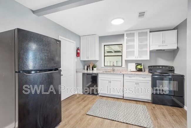 Foto del edificio - 1600 E School St