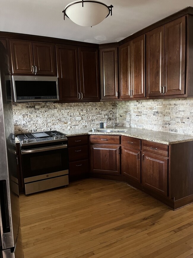 Building Photo - 6806 S Crandon Ave