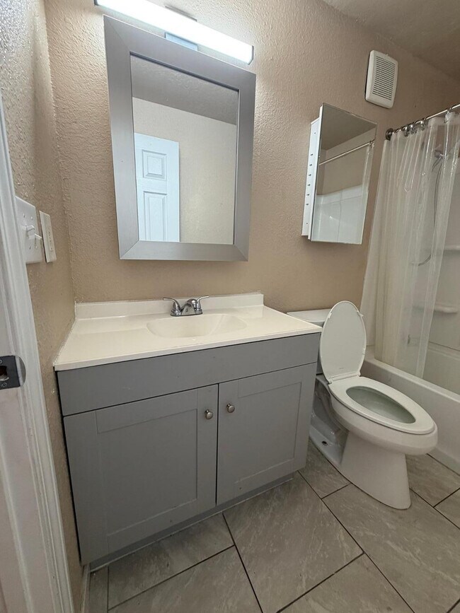 Foto del edificio - 1438 N Shill Dr