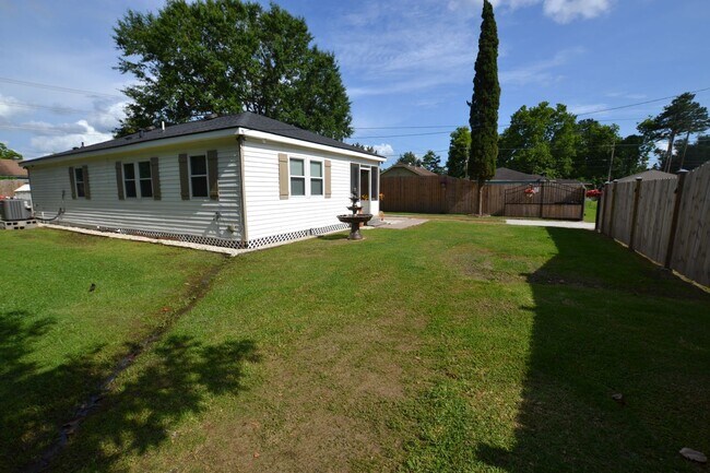 Building Photo - Newly remodeled, 3 bedroom, 2 bath home near Southern University loaded with amenities!