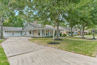 Building Photo - 605 Kings Ct