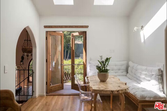 Foto del edificio - 8978 Wonderland Ave