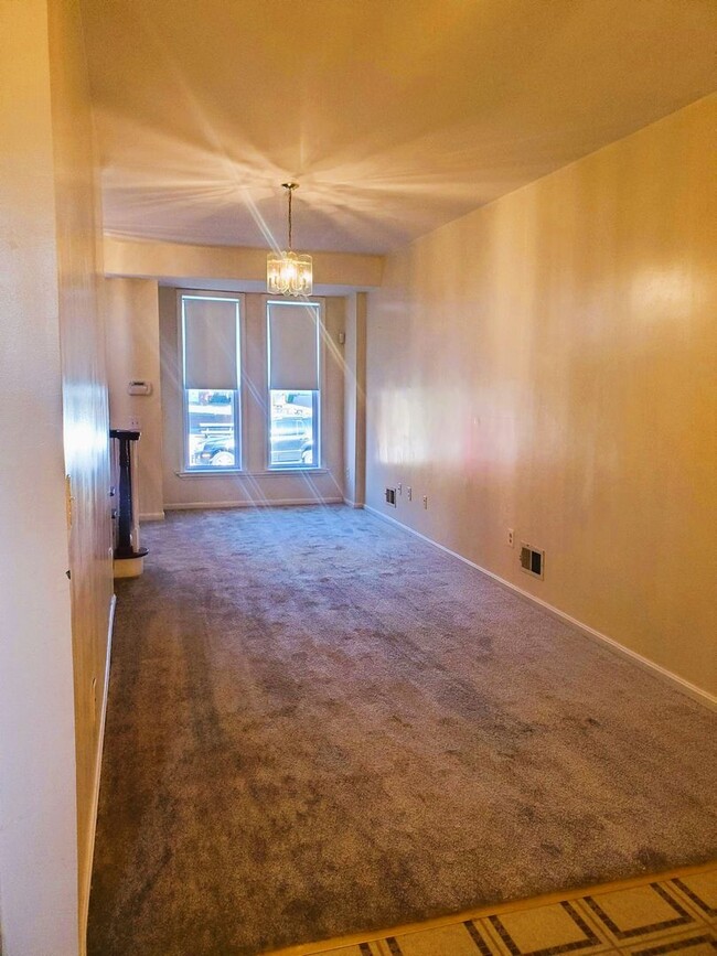 Foto del edificio - Large 3BR/1BA townhome in the Oliver neigh...