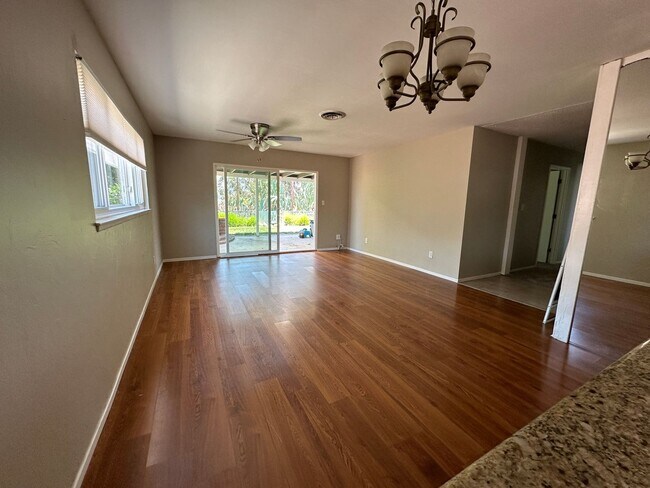 Foto del edificio - Centrally Located 3 Bedroom, 1.5 La Mesa H...