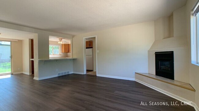 Building Photo - 2221 Bonfoy Avenue