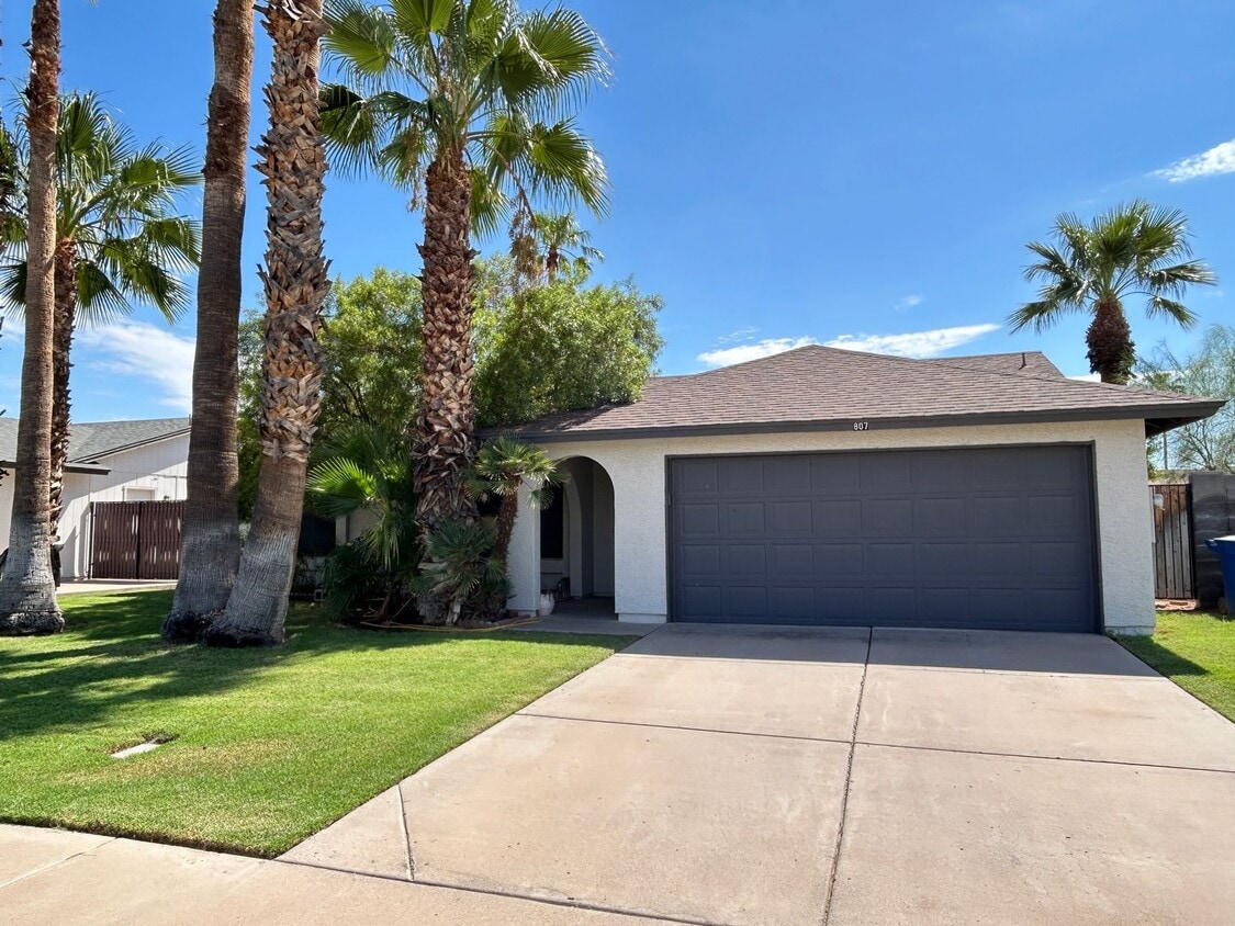 Primary Photo - Low-Maintenance Living with Private Pool in Chandler