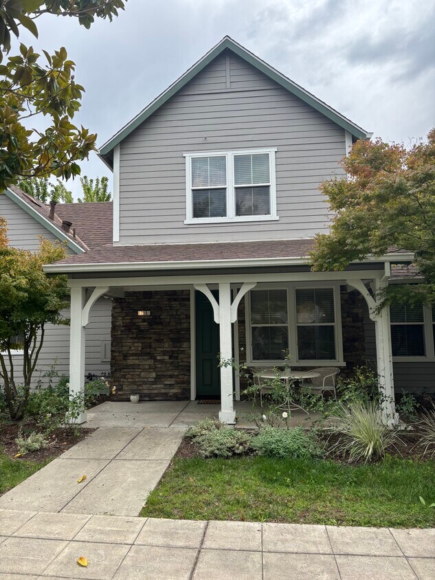 Foto principal - 755 E Napa St