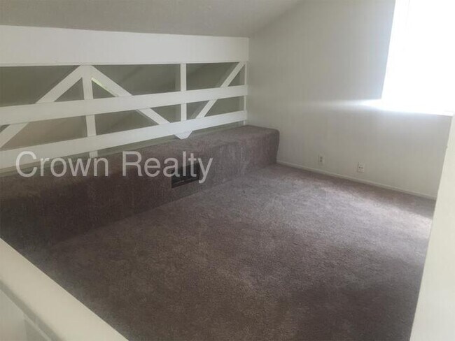 Building Photo - 2/2 Townhome in South Visalia