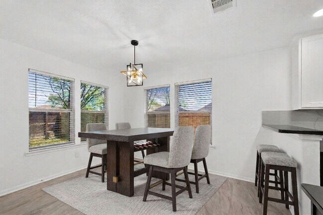 Foto del edificio - 15807 Sonoma Park Dr