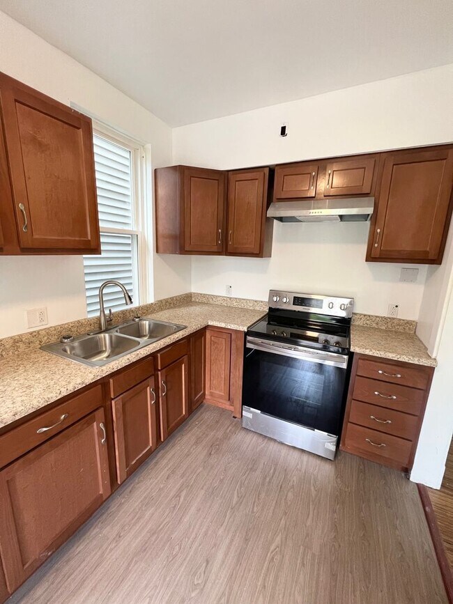 Building Photo - Newly Renovated 4 Bedroom, 1 Bathroom in P...
