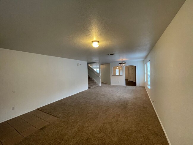 Building Photo - LOTS OF SQUARE FOOTAGE IN THIS 4 BEDROOM H...