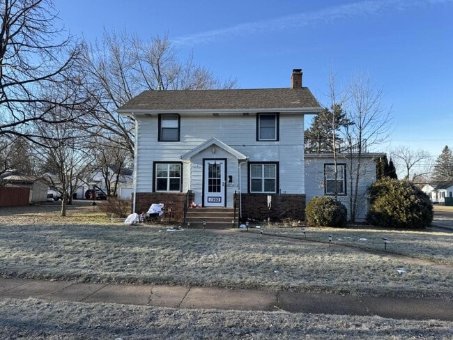 Building Photo - 1502 E 5th St