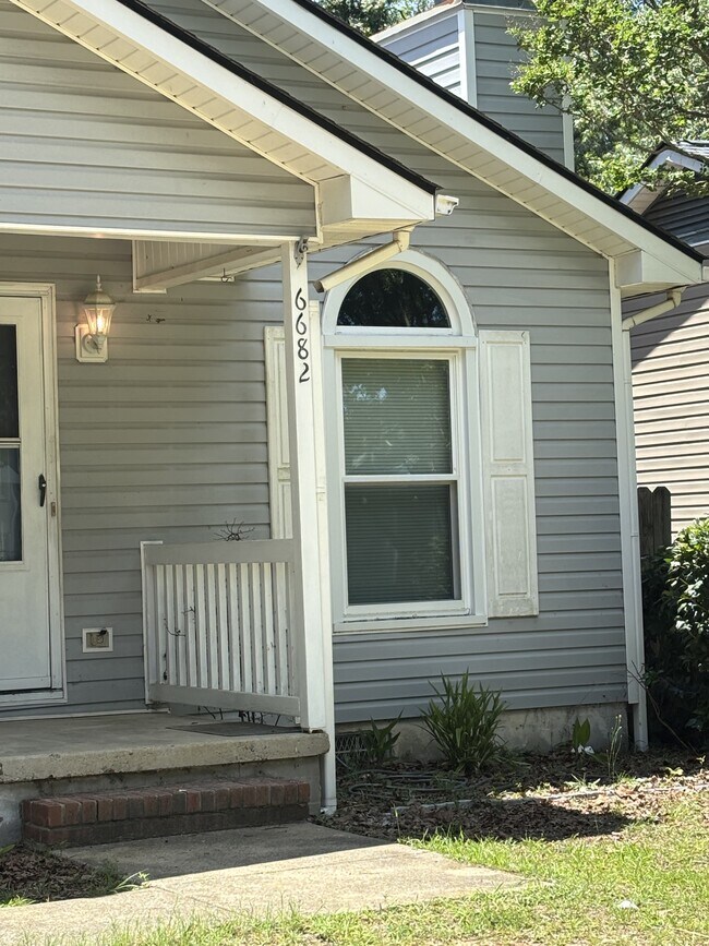 Foto del edificio - 6682 Winchester St