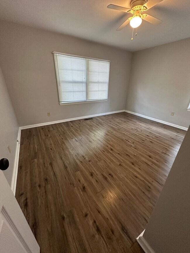 Foto del edificio - Super Duplex on Meridian Dr W.