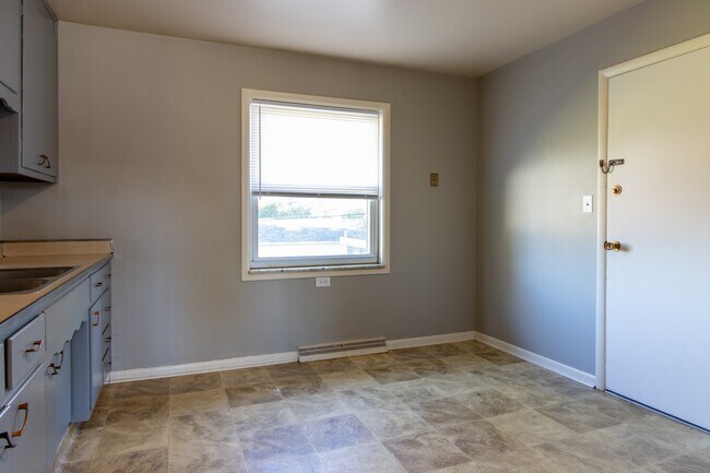 Foto del edificio - 6050 Laurel Hall Dr