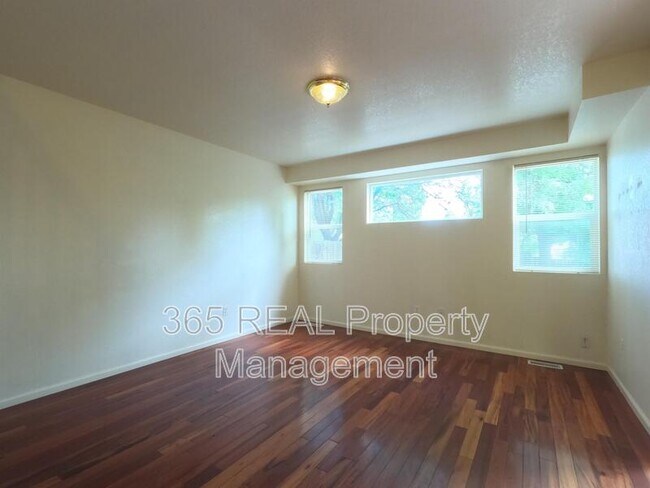 Building Photo - 730 Ponderosa Dr