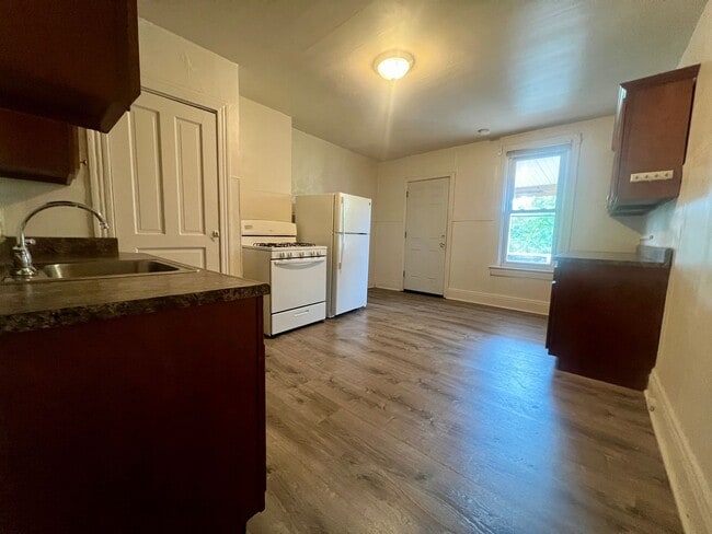 Large 3 BR in South Oakland! Covered Balcony! Close to Campus! - Large 3 BR in South Oakland! Covered Balcony! Close to Campus! Apartment