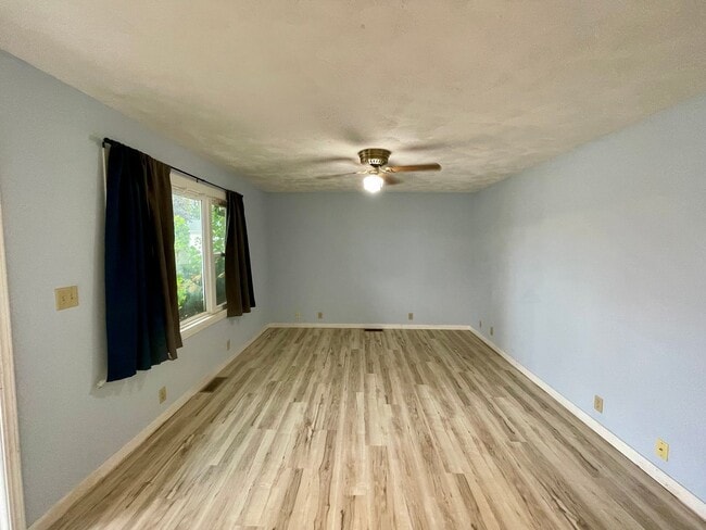 Building Photo - 2 Bed 1.5 Bath in Twin Lakes Subdivision