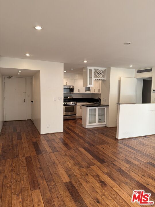 Building Photo - 800 W 1st St