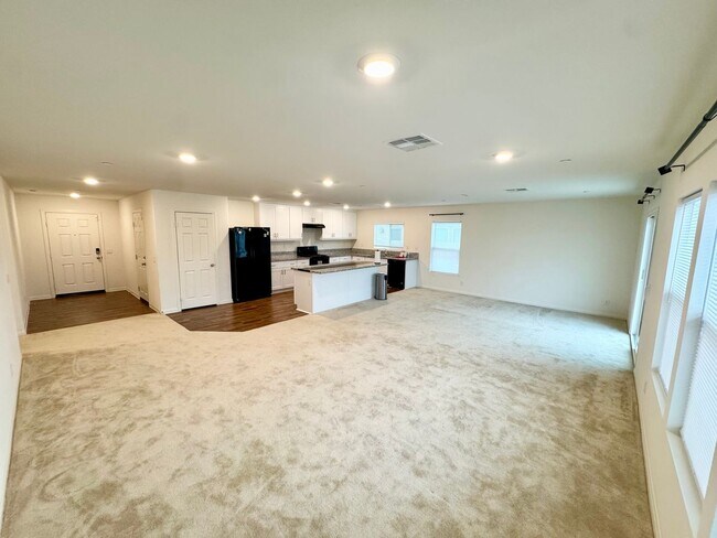 Building Photo - Beautiful 3 bedroom plus bonus room Home