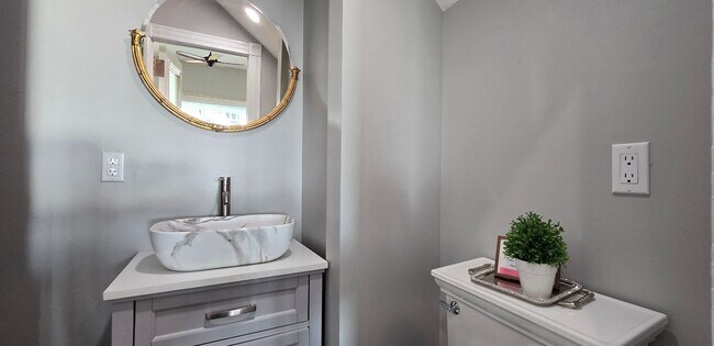 Foto del edificio - Beautiful waterfront Chateau. Short Term Retreat