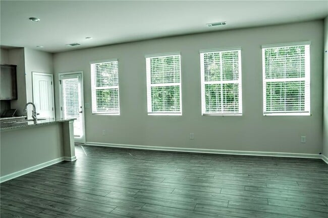 Building Photo - 79 Pineview Dr