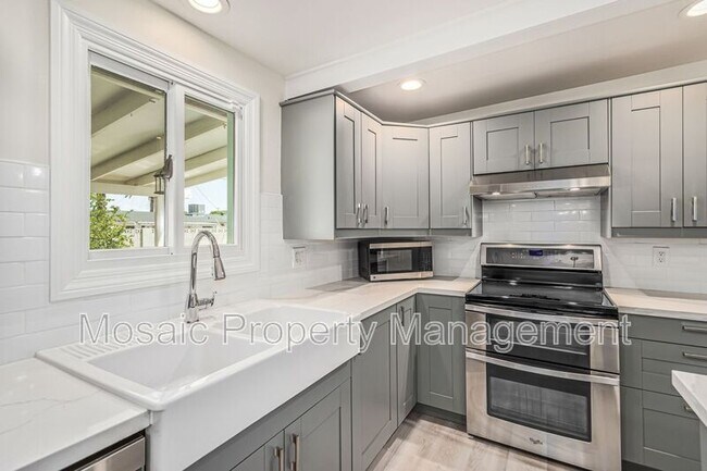 Building Photo - 104 E La Jolla Dr
