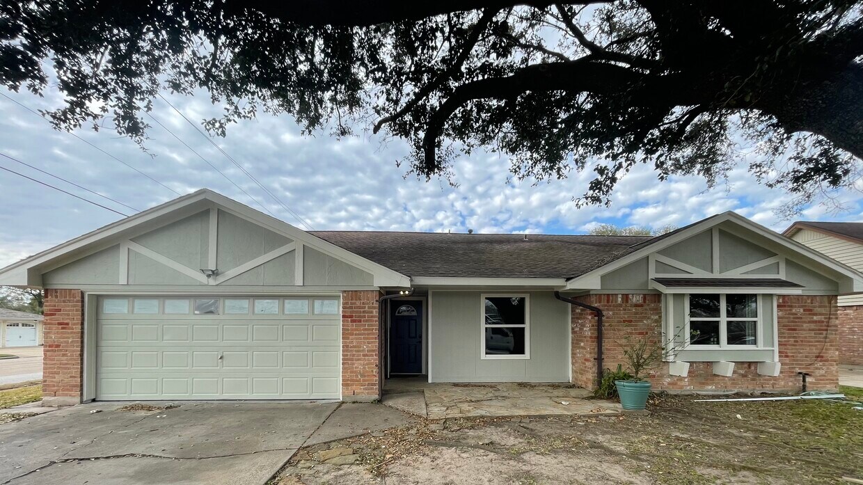 Front of House - 1101 S Kaufman Dr