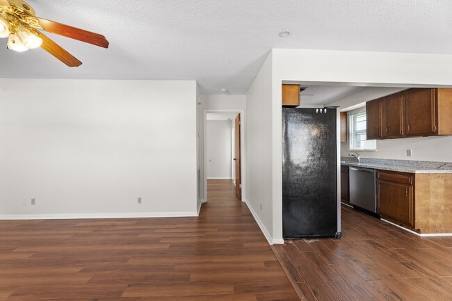 Foto del edificio - 717 Cedar Bayou Rd