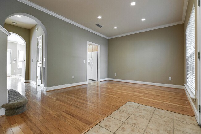 Building Photo - 614 Springlake Dr