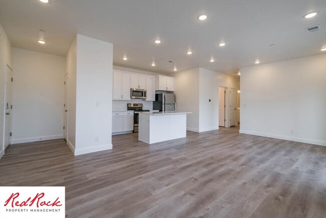 Foto del edificio - Spacious 3 Bedroom Unit in Desert Color With Pool & Lagoon Access