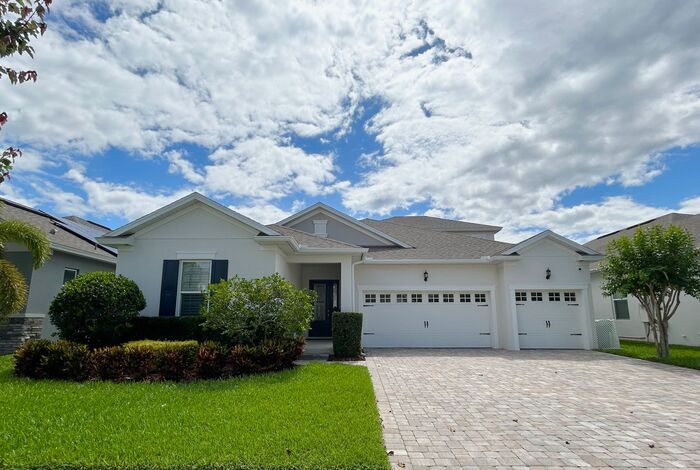 Foto principal - Elegant 5-Bedroom Pool Home for Rent in Sa...