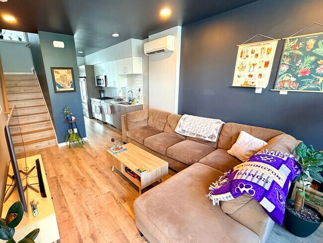 Building Photo - Modern & Spacious 3-Story Home in Seattle