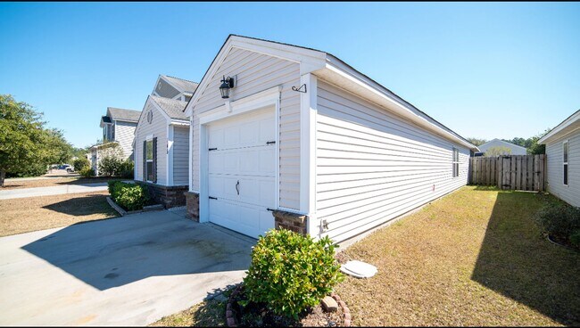 Building Photo - 3 bed 2 bath