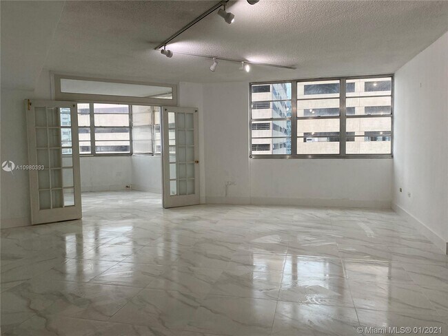 Building Photo - 999 Brickell Bay Dr