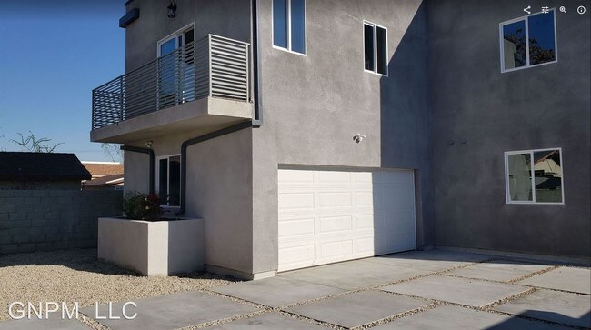 Building Photo - 9539 Holmes Ave