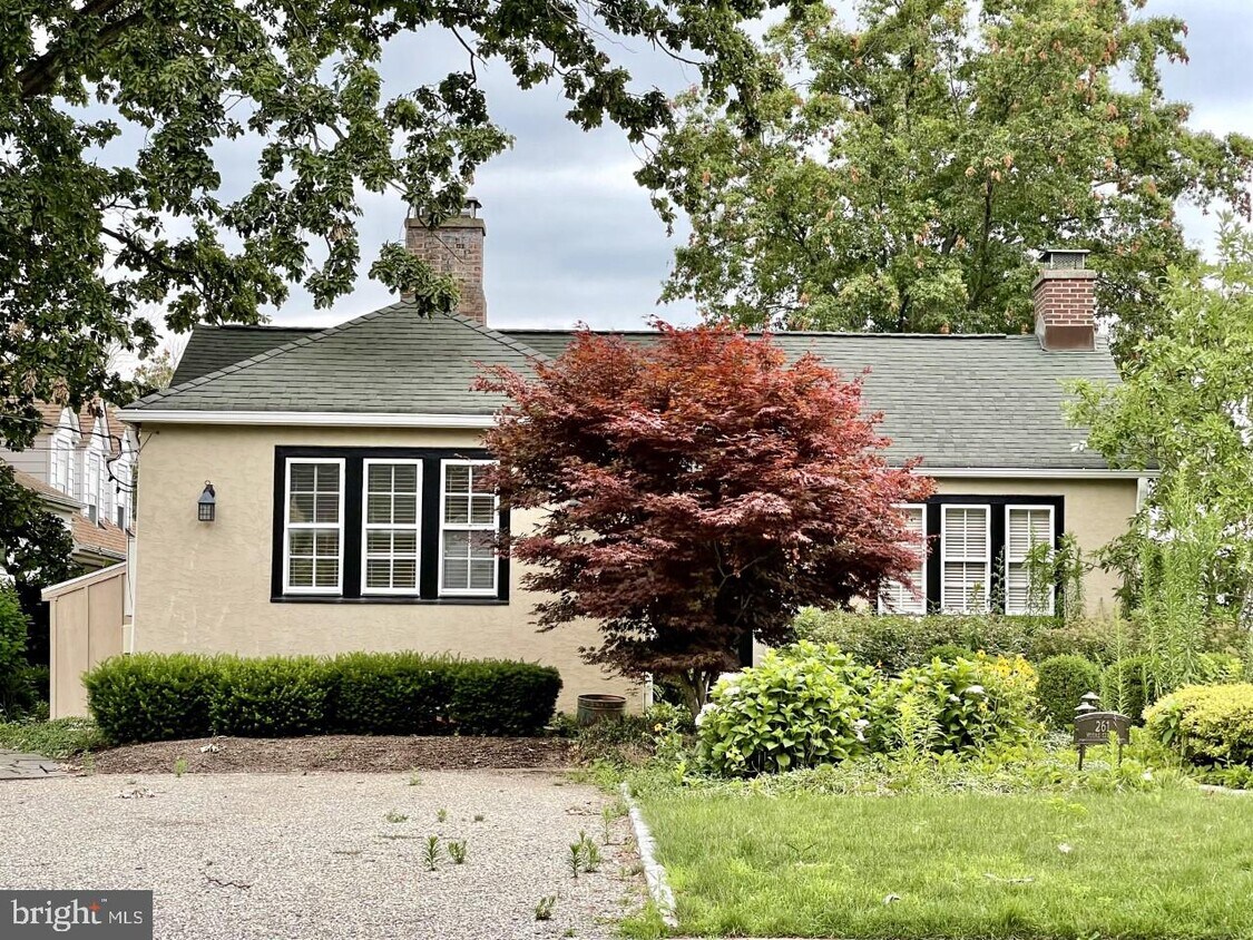 Primary Photo - 261 Moore St