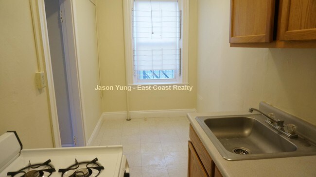 Building Photo - 222 Kelton St