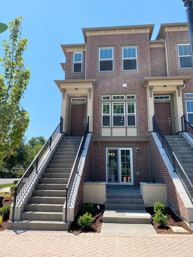 Building Photo - Beautiful brownstone in the heart of Ville...