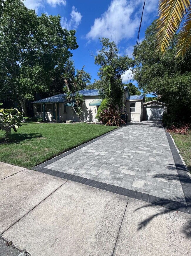 Building Photo - Charming 1946 Downtown Melbourne Bungalow — Renovated & Walkable to Everything!