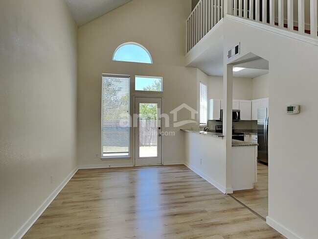 Foto del edificio - 225 Maple Ct