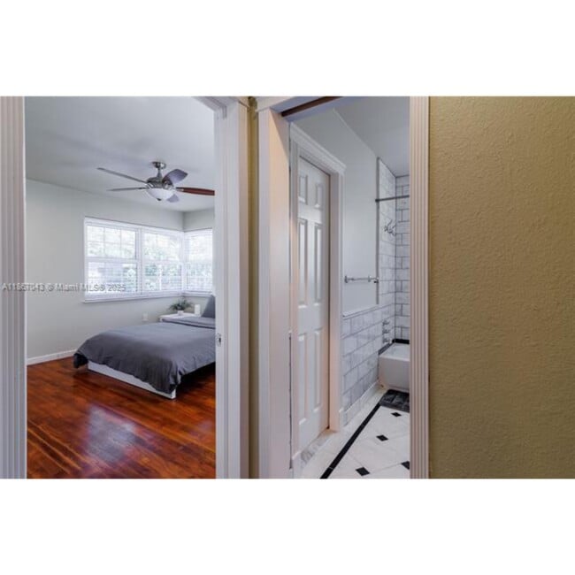 Foto del edificio - 250 NE 48th St