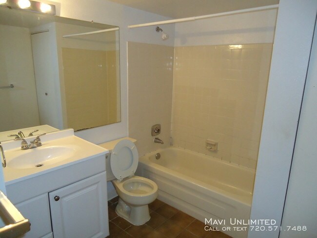 Building Photo - 8555 Fairmount Dr
