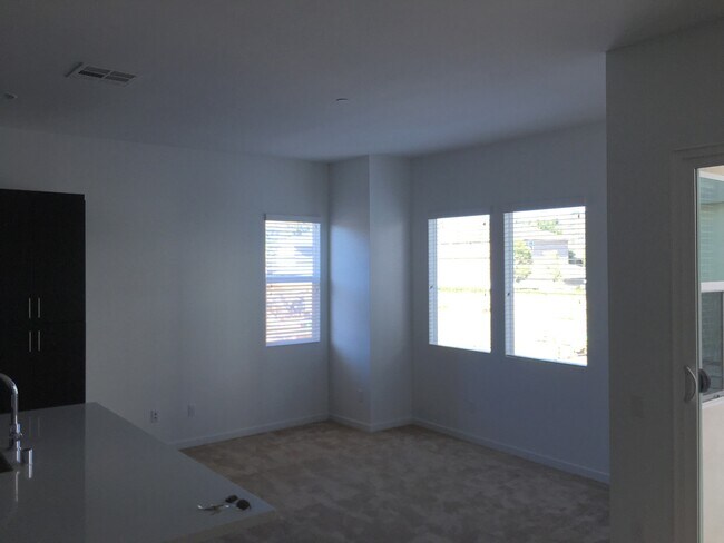 Foto del edificio - Beautiful 2 Bedroom Contemporary Style Townhome for Lease in Brea with Attached 2-Car Garage