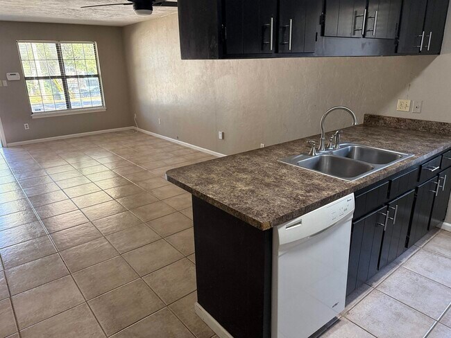 Foto del edificio - 2133 Corinne St