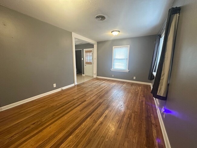 Foto del edificio - Charming 2 bedroom, 1 bath on a corner lot with large fenced backyard.